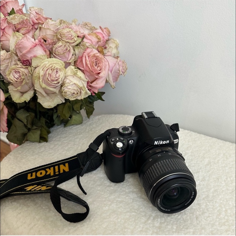 Nikon - Picture 2 of 4